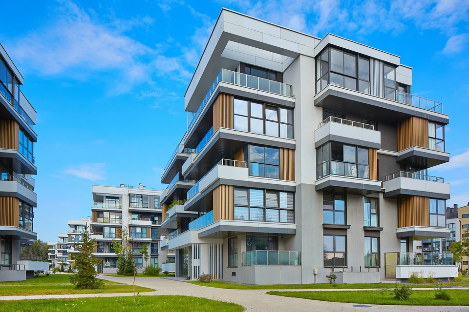 Nouvel immeuble moderne d'appartements dans un espace vert