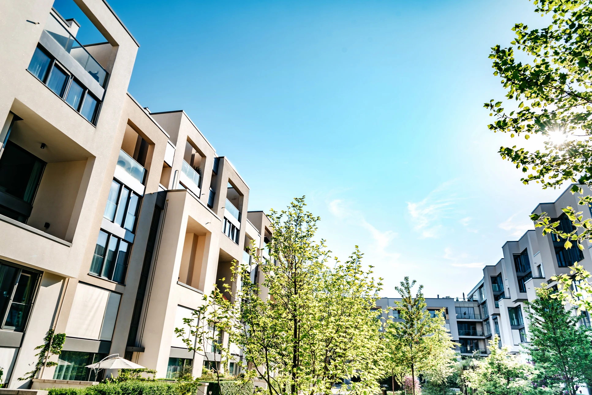 Scène extérieure d'un complexe résidentiel moderne avec immeubles d'appartements contemporains à plusieurs étages