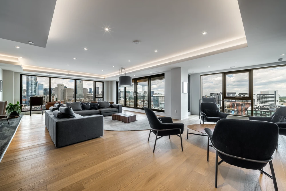 Salon moderne d'appartement haut de gamme avec vue panoramique sur centre-ville urbain