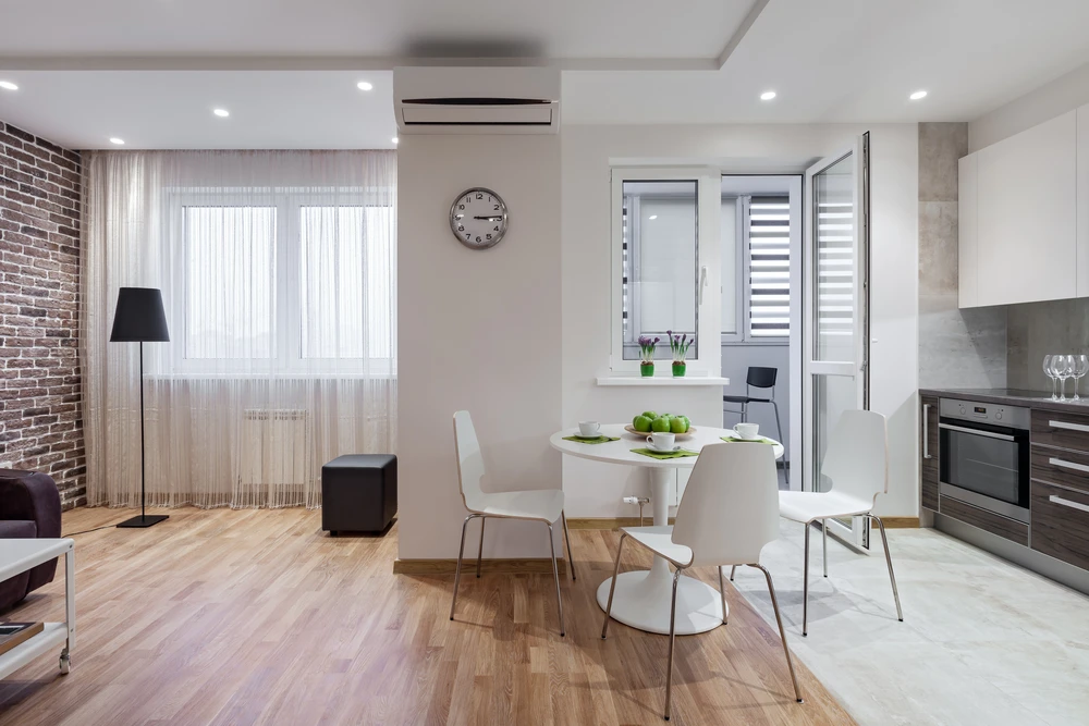 Appartement moderne ouvert avec cuisine équipée, salle à manger et salon décloisonnés