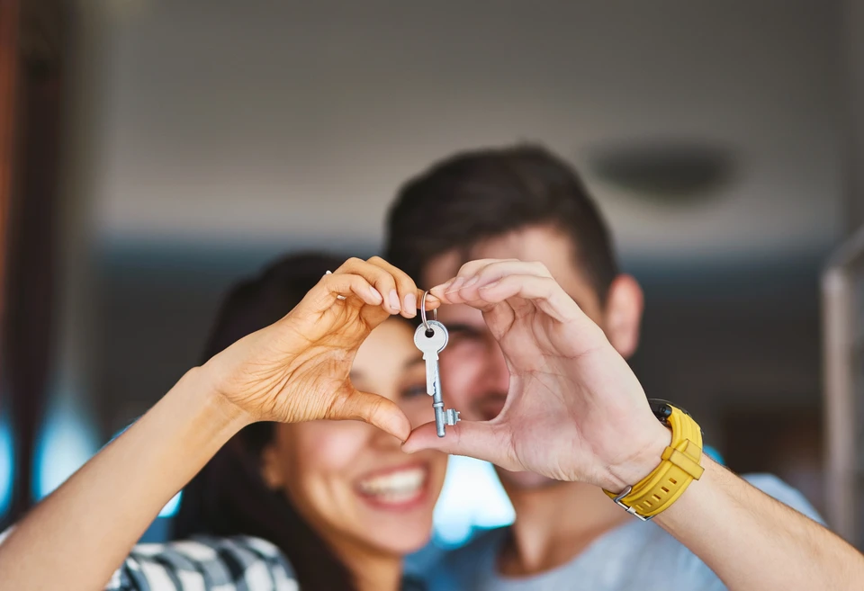 Nouvelle maison, coeur dans les mains et couple avec clés de propriété, jour de déménagement et investissement immobilier
