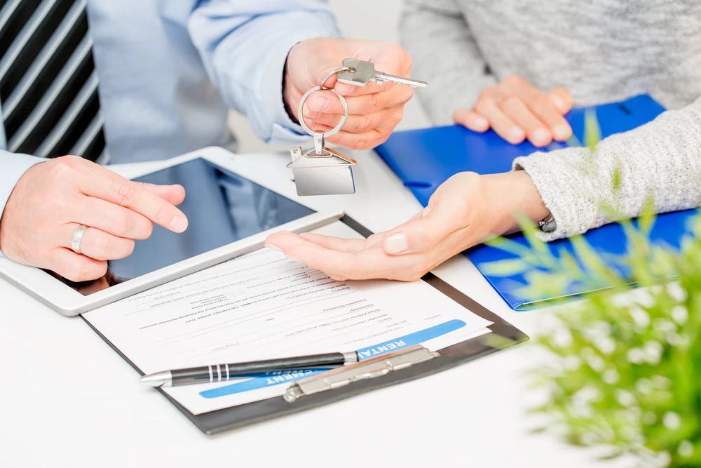 Scène d'intérieur professionnel montrant une transaction immobilière ou commerciale