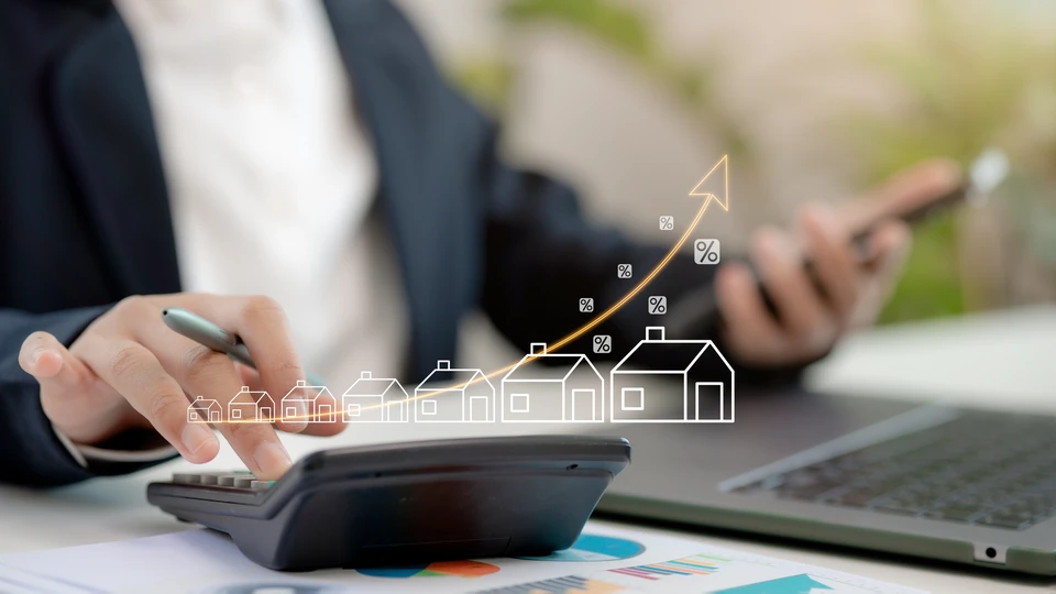 Bureau moderne avec ordinateur portable ouvert affichant des données financières