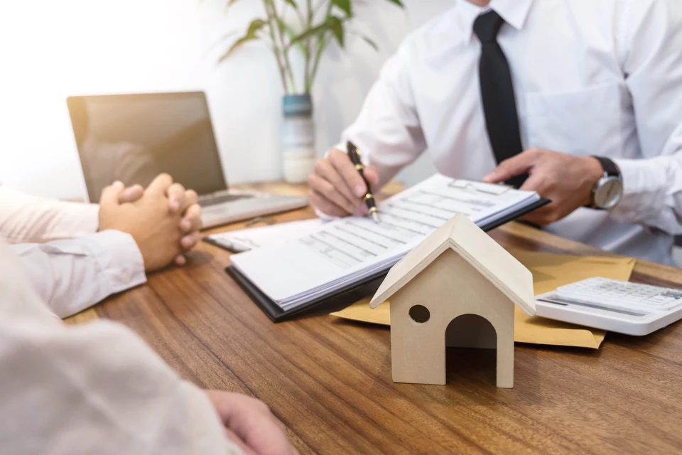 Bureau professionnel avec consultation immobilière en cours