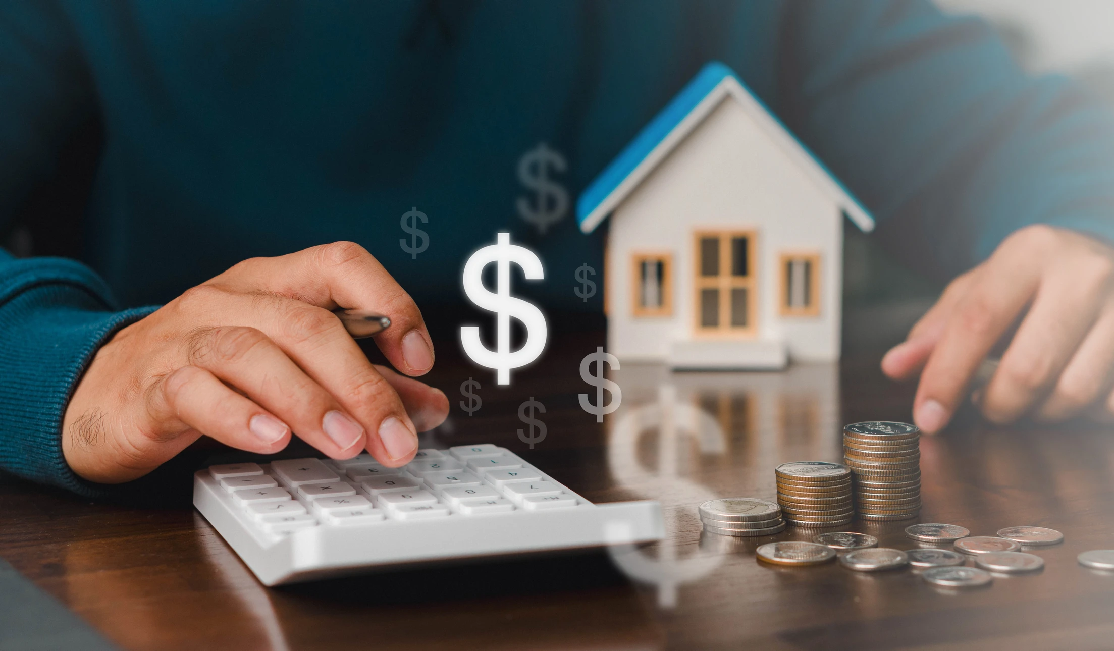 Scène d'extérieur avec table de travail présentant des éléments financiers et immobiliers