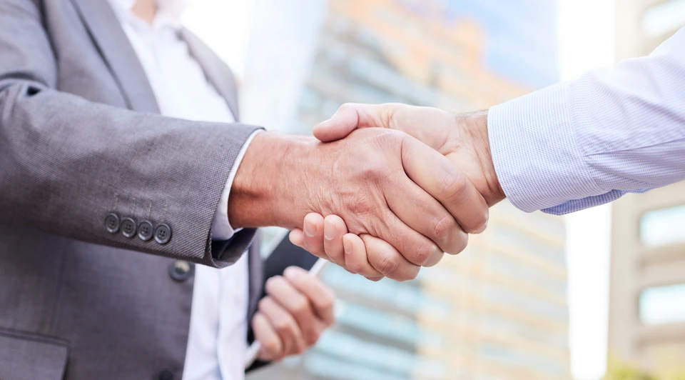 Réunion professionnelle dans bureau moderne avec conseiller financier en costume-cravate face à couple de clients seniors